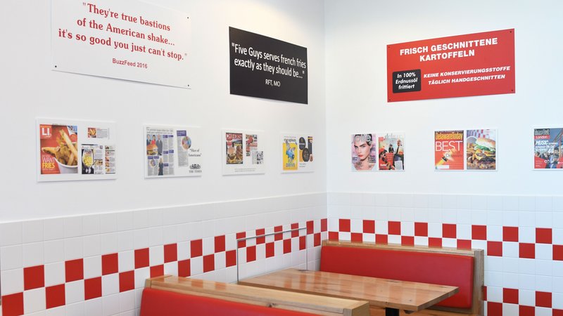 Leere Sitzplätze im Burgerladen "Five Guys" in den Riem Arkaden, München. | Bild: picture alliance / SZ Photo | Catherina Hess Leere Sitzplätze im Burgerladen "Five Guys" in den Riem Arkaden, München.