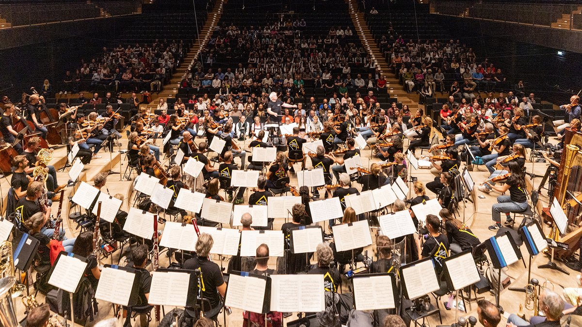 Sir Simon Rattle mit dem Orchester in der Münchner Isarphilharmonie