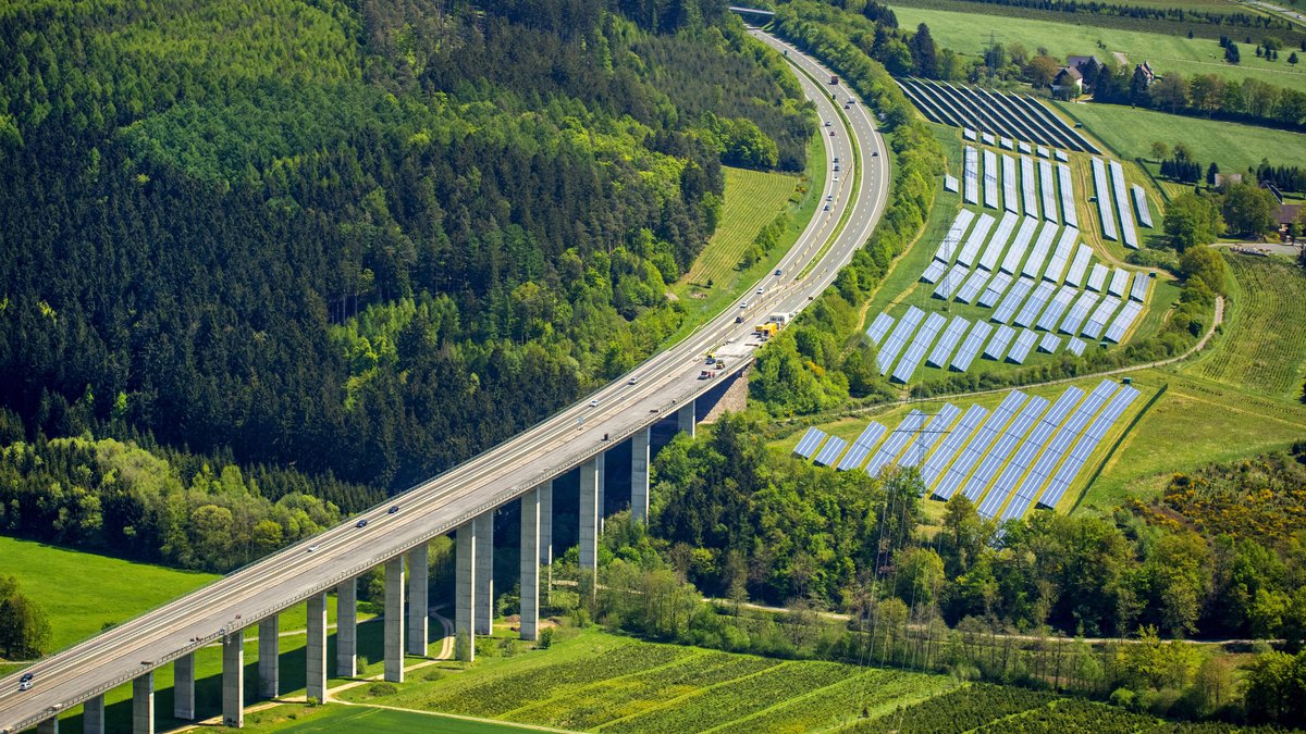 Photovoltaik-Anlage neben einer Autobahn (Symbolbild)