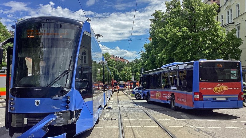 Zehn Menschen wurden am Sonntag beim Unfall einer Tram mit einem Bus verletzt – zwei von ihnen schwer. | Bild: Berufsfeuerwehr München Zehn Menschen wurden am Sonntag beim Unfall einer Tram mit einem Bus verletzt – zwei von ihnen schwer.