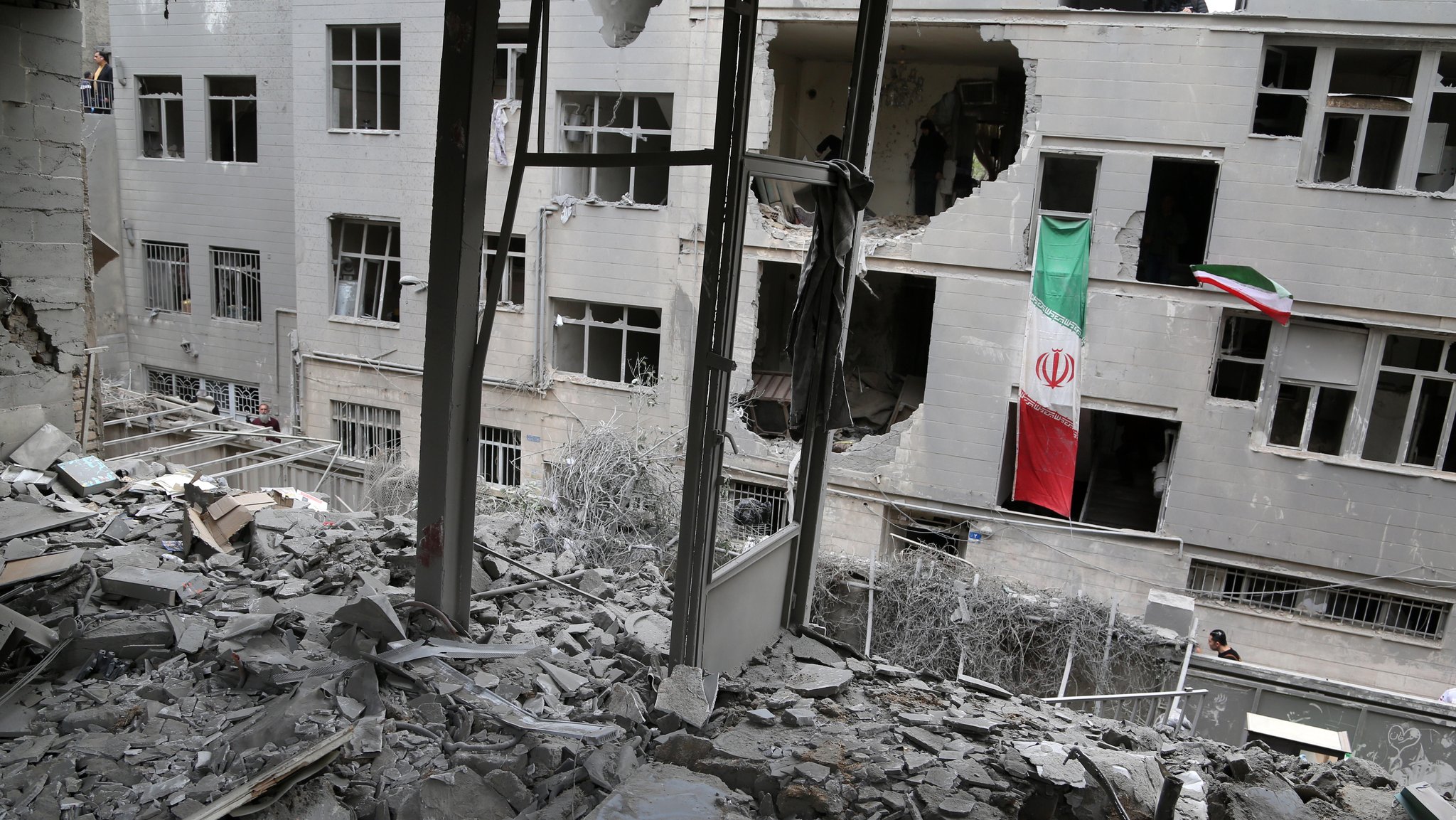 Schäden in Teheran nach Angriffen vom 15. März | Bild: picture alliance / Anadolu | Fatemeh Bahrami Schäden in Teheran nach Angriffen vom 15. März