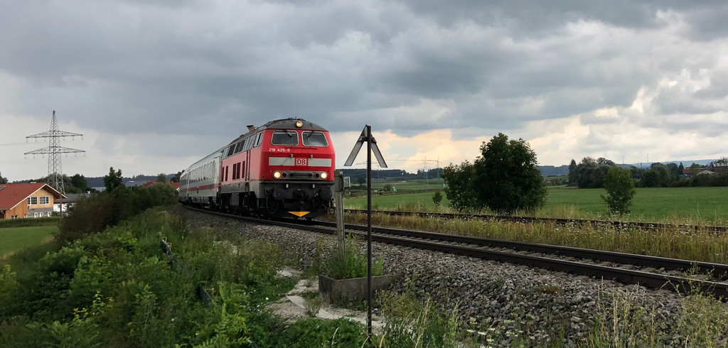 Noch fährt der Intercity Oberstdorf-Immenstadt mit Diesel. Das soll sich bald ändern.