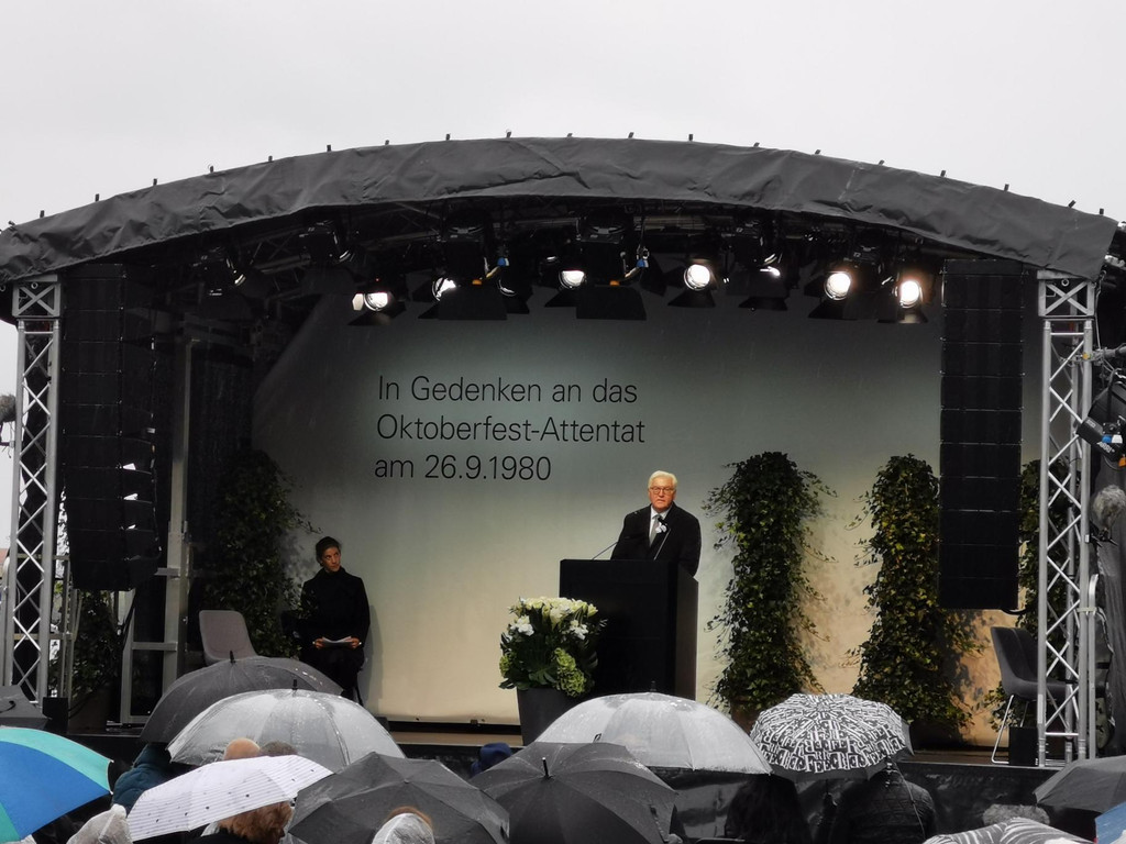 40 Jahre nach dem Oktoberfest-Attentat finden Überlebende auch Worte der Hoffnung. Erstmals sprach mit Frank-Walter Steinmeier auch ein Bundespräsident auf einer Gedenkveranstaltung für die Opfer des Bombenanschlags.