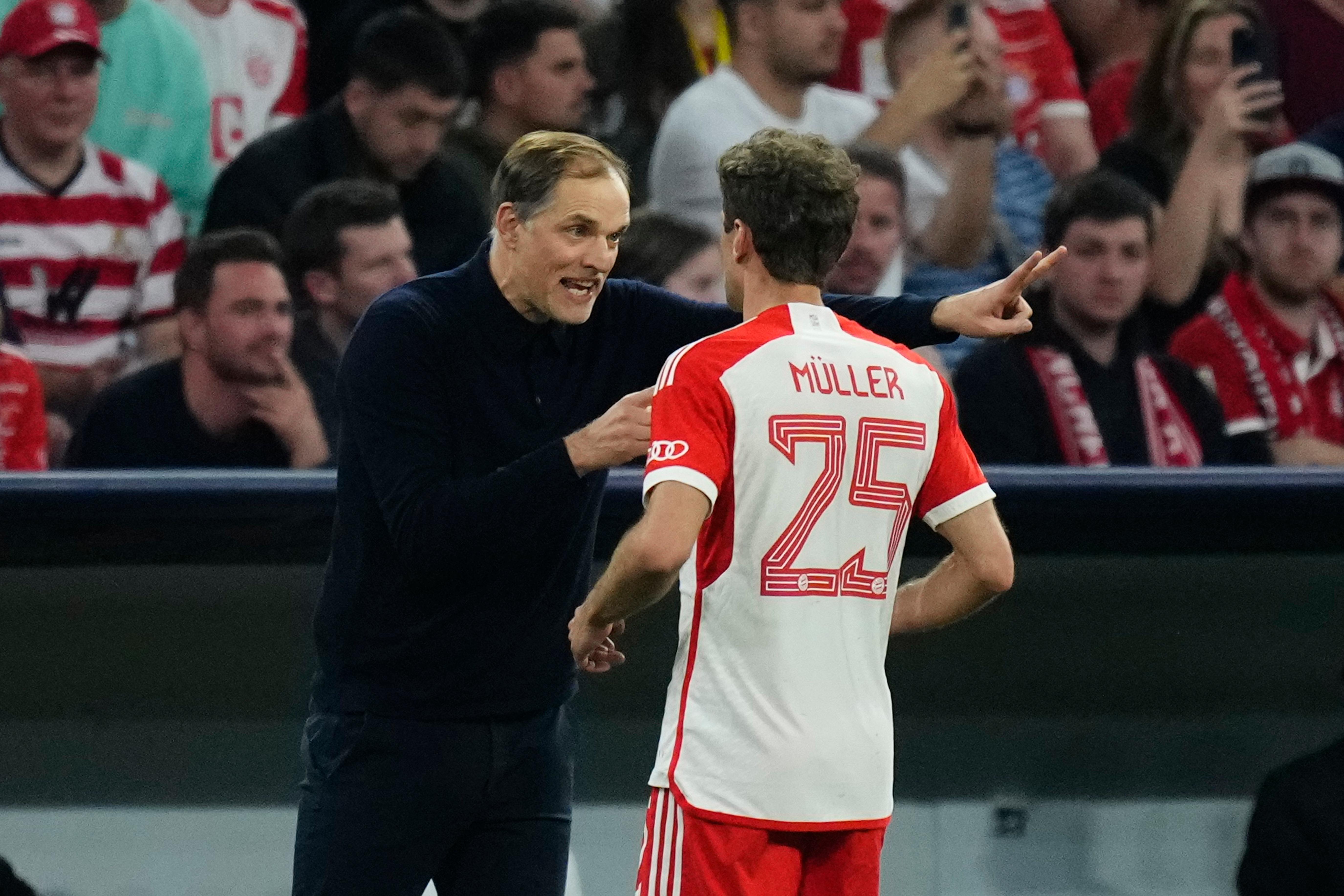 Trainer Thomas Tuchel gibt Thomas Müller Anweisungen
