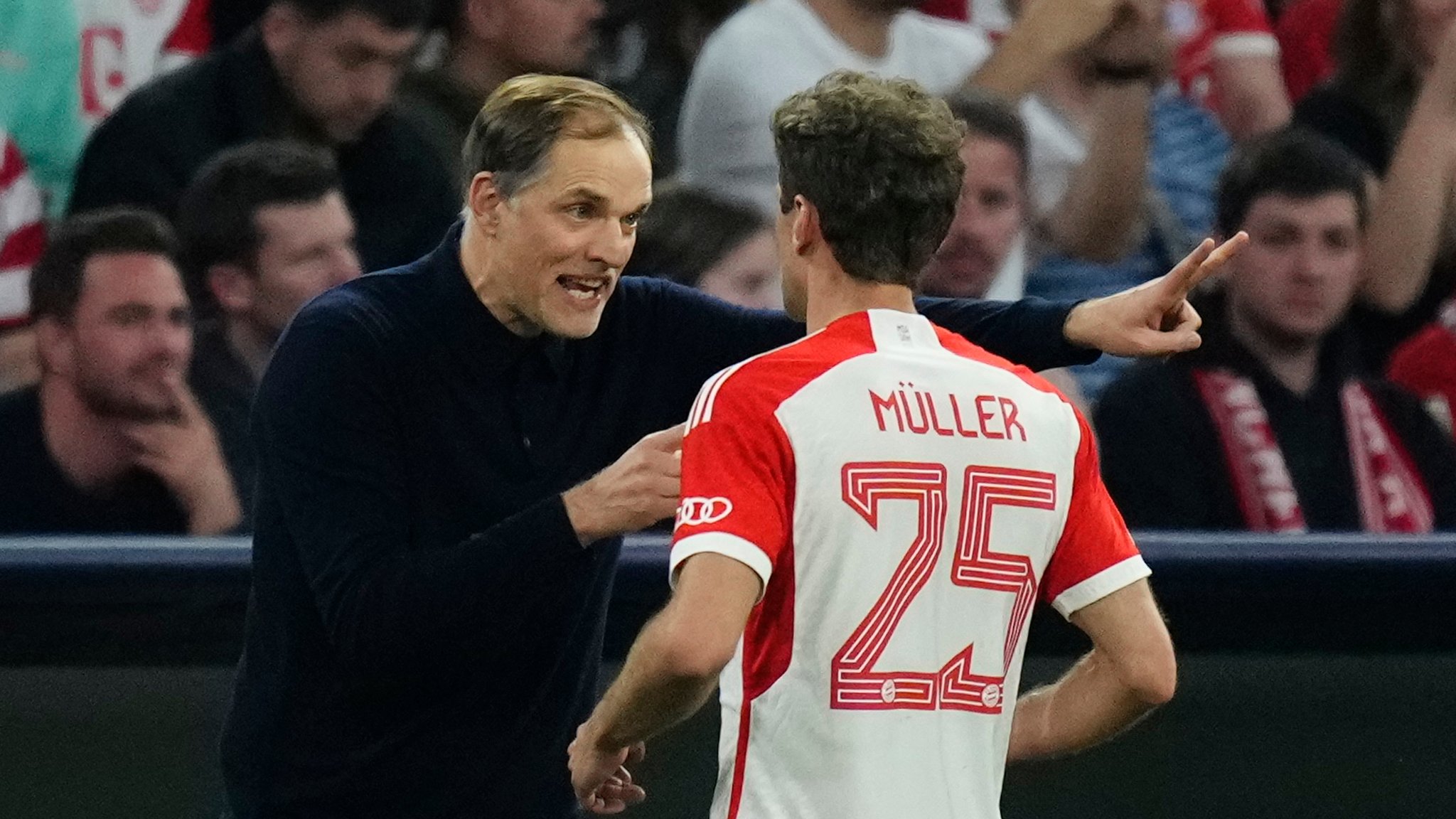 Trainer Thomas Tuchel gibt Thomas Müller Anweisungen