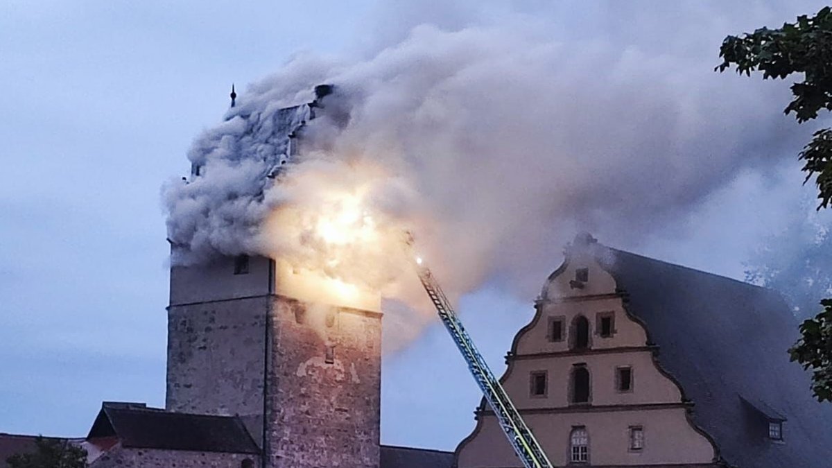  Feuerwehrleiter am rauchenden Nördlinger Turm in Dinkelsbühl.