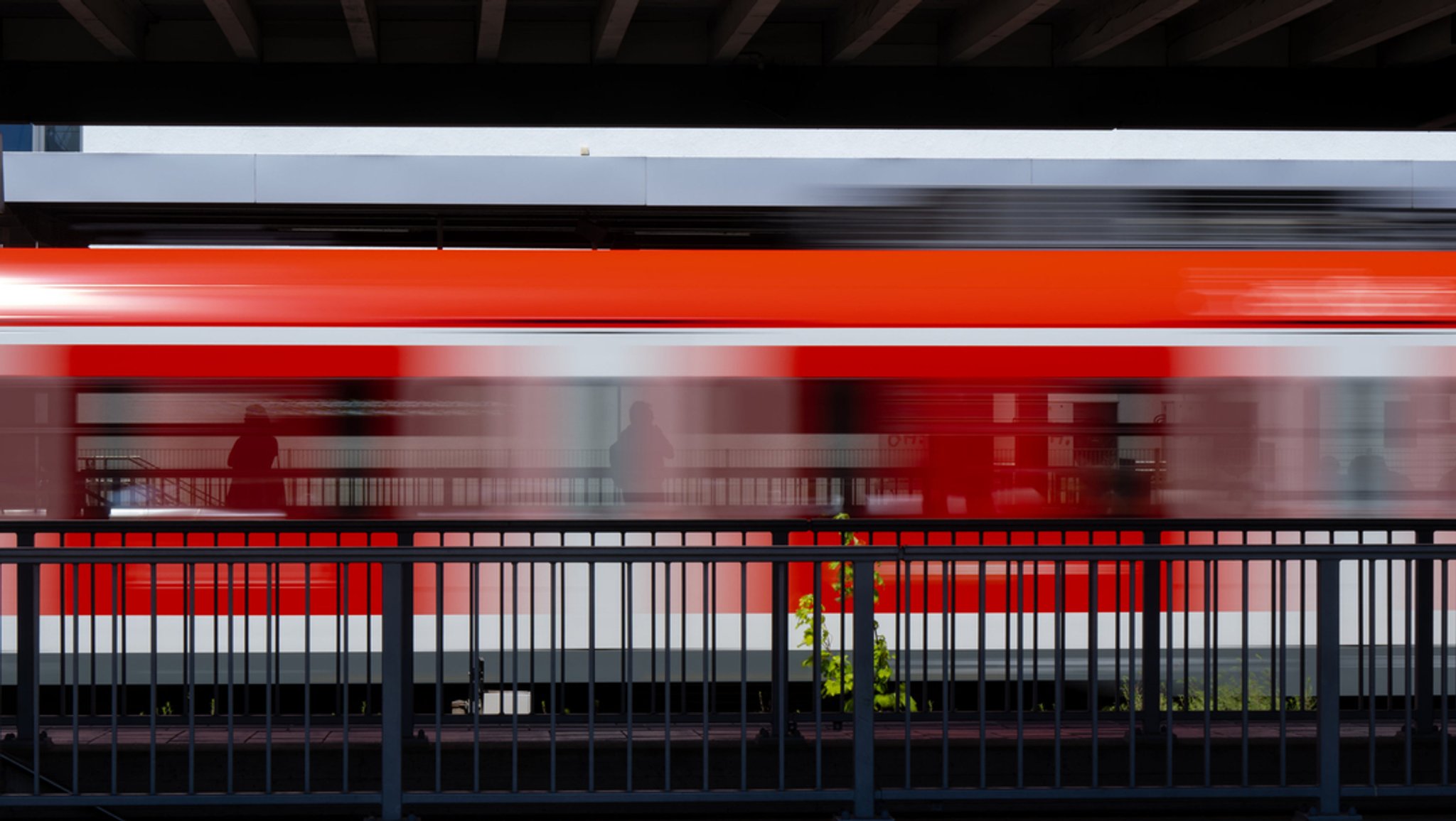 Eine S-Bahn am Bahngleis