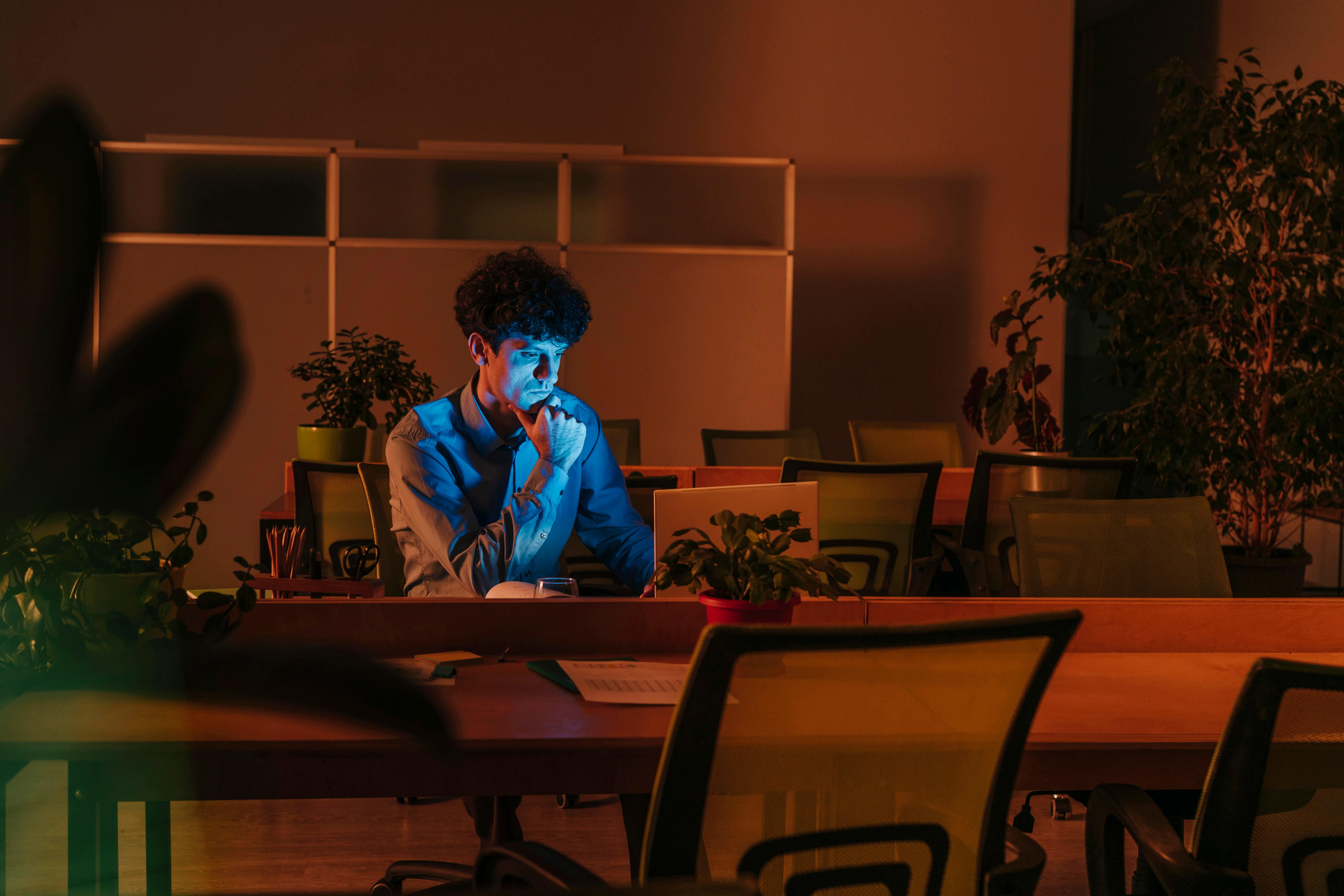 Zu sehen ist ein junger Mann in einem Büro. 