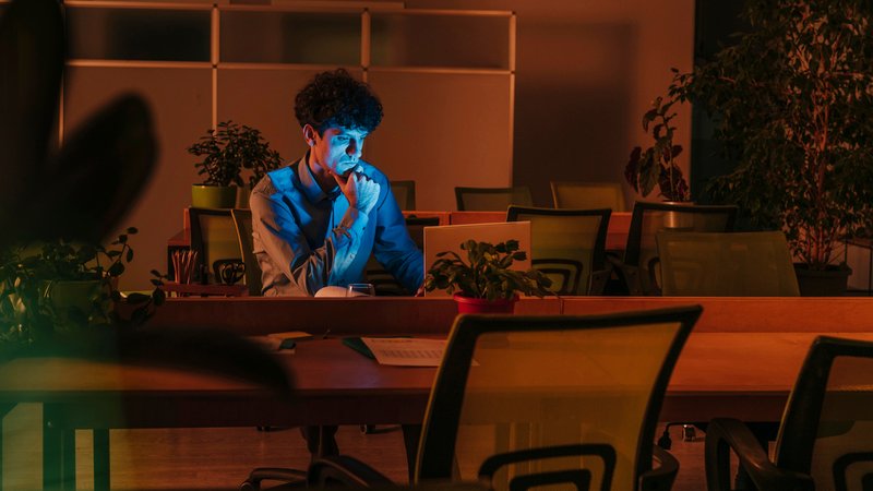 Zu sehen ist ein junger Mann in einem Büro. | Bild: picture alliance / Westend61 / Elisatim Zu sehen ist ein junger Mann in einem Büro.