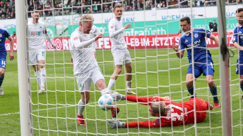 Spielszene SpVgg Greuther Fürth - FC Schalke 04 | Bild: picture-alliance/dpa Spielszene SpVgg Greuther Fürth - FC Schalke 04