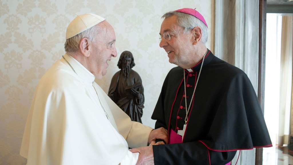Papst Franziskus (links) mit Erzbischof Ludwig Schick im April 2022.