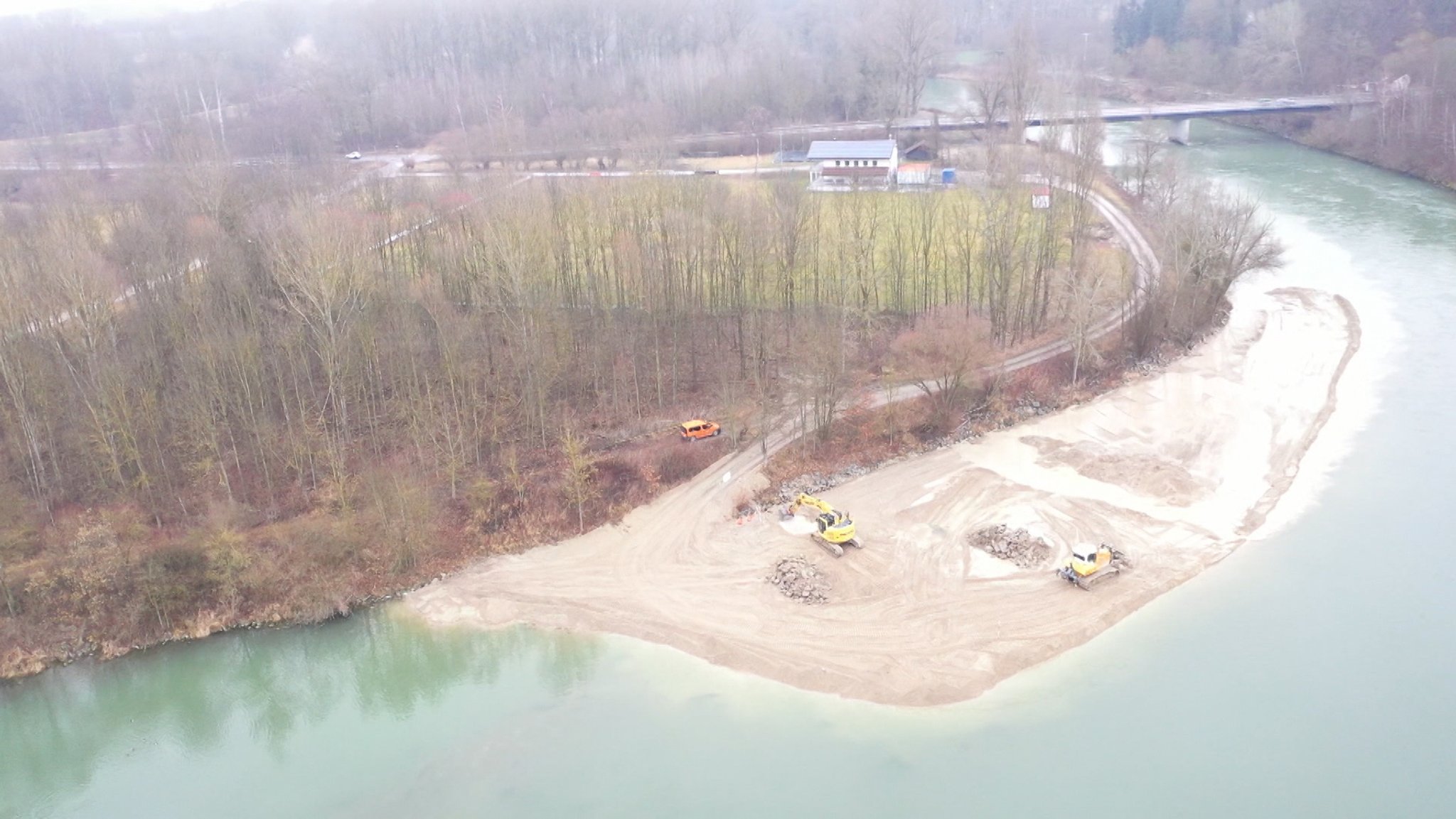 Die untere Isar war jahrhundertelang eine Wildfluss-Landschaft. Erst die Flussregulierung machte weite Gebiete bewohnbar. Jetzt sind wieder Baumaschinen aufgefahren. Diesmal allerdings, um der Natur ein Stück Wildflusslandschaft zurückzugeben.