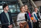 10.03.2025, Berlin: Felix Banaszak, Bundesvorsitzender von Bündnis90/Die Grünen, (l-r) Franziska Brantner, Bundesvorsitzende von Bündnis90/Die Grünen, Katharina Dröge, Bundestags Fraktionsvorsitzende von Bündnis 90/Die Grünen und Britta Haßelmann Bundestags Fraktionsvorsitzende von Bündnis 90/Die Grünen sprechen vor Beginn der Fraktionssitzungen im Bundestag. Bei einer geplanten Sondersitzung im Bundestag sollen weitreichende Grundgesetzänderungen beschlossen werden. | Bild:dpa-Bildfunk/Michael Kappeler