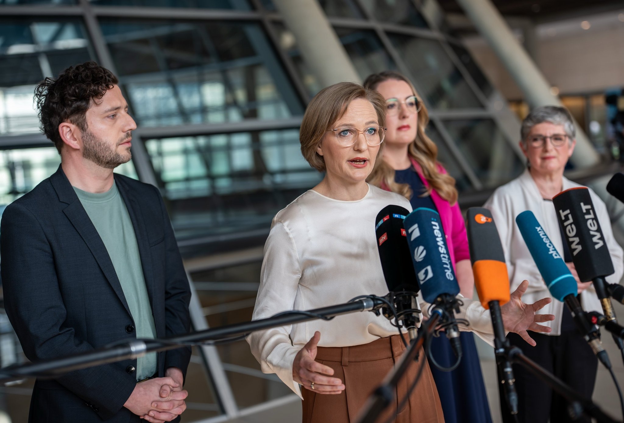 10.03.2025, Berlin: Felix Banaszak, Bundesvorsitzender von Bündnis90/Die Grünen, (l-r) Franziska Brantner, Bundesvorsitzende von Bündnis90/Die Grünen, Katharina Dröge, Bundestags Fraktionsvorsitzende von Bündnis 90/Die Grünen und Britta Haßelmann Bundestags Fraktionsvorsitzende von Bündnis 90/Die Grünen sprechen vor Beginn der Fraktionssitzungen im Bundestag. Bei einer geplanten Sondersitzung im Bundestag sollen weitreichende Grundgesetzänderungen beschlossen werden.