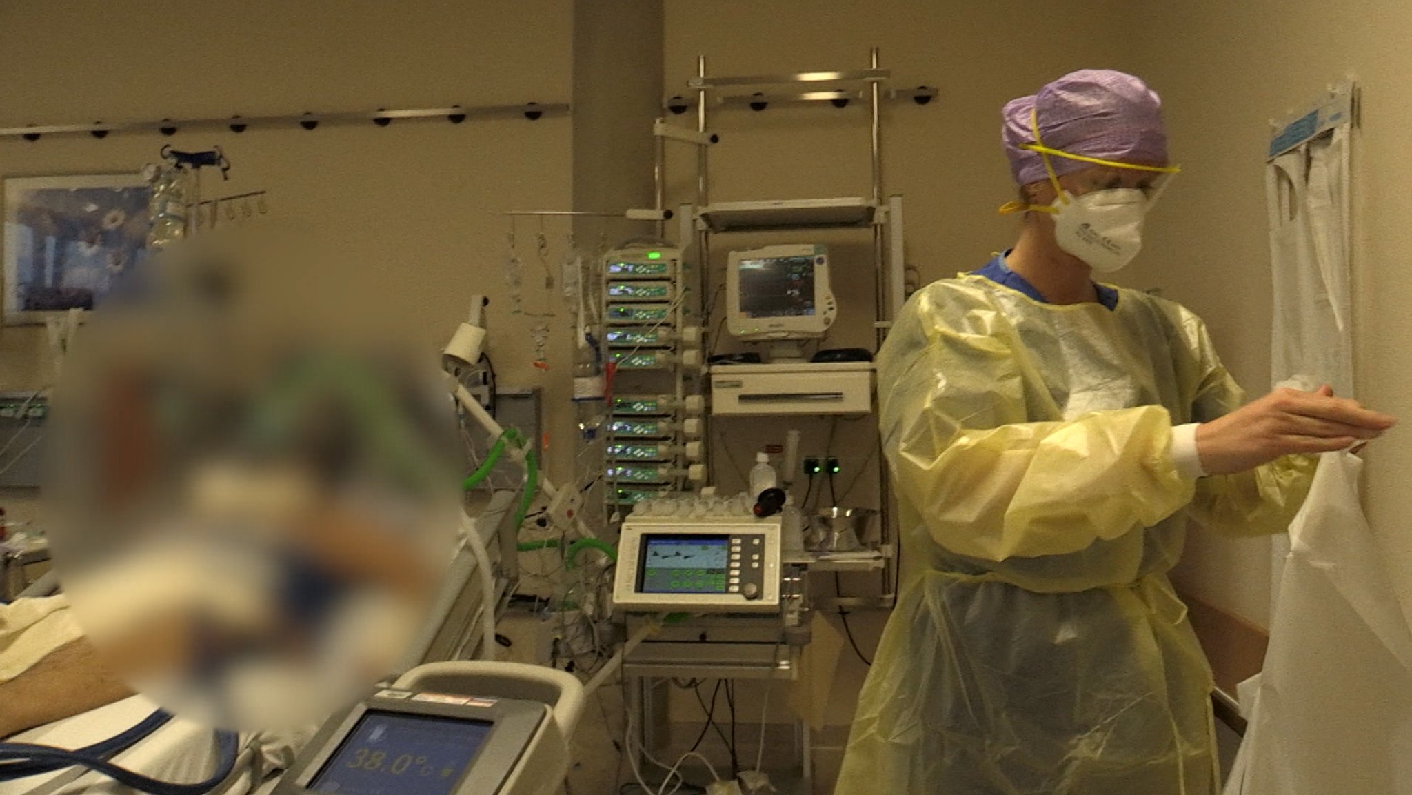 Auf der Intensivstation im Klinikum Traunstein wird ein Intensivpatient versorgt. 