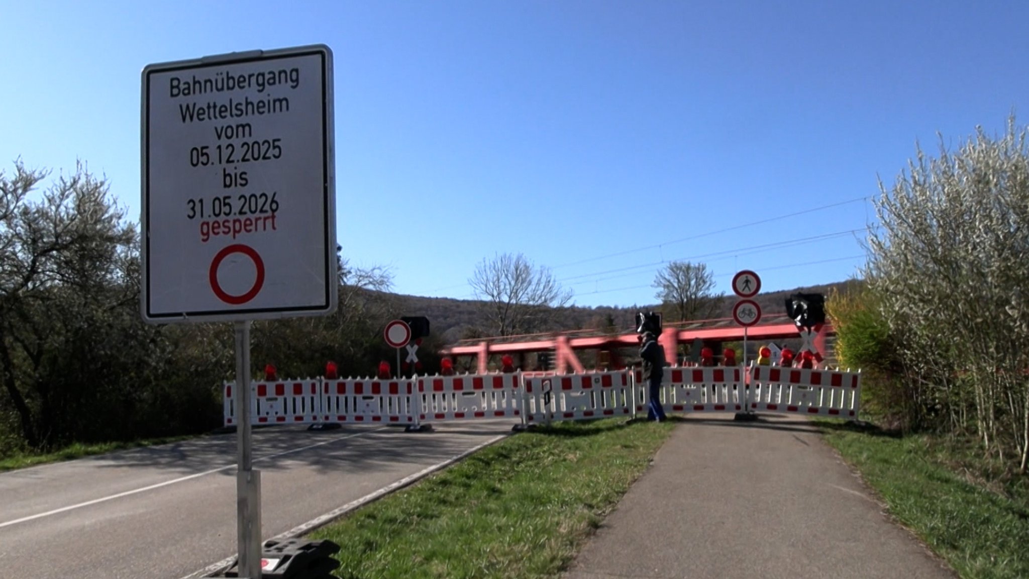 Auf dem Bild ist der gesperrte Bahnübergang in Bubenheim zu sehen.