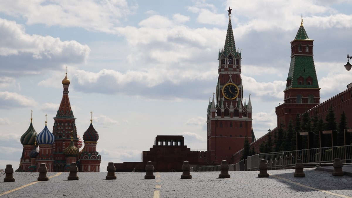 Moskau: Basiliuskathedrale (l), das Leninmausoleum und der Spasski-Turm des Kreml am Roten Platz.