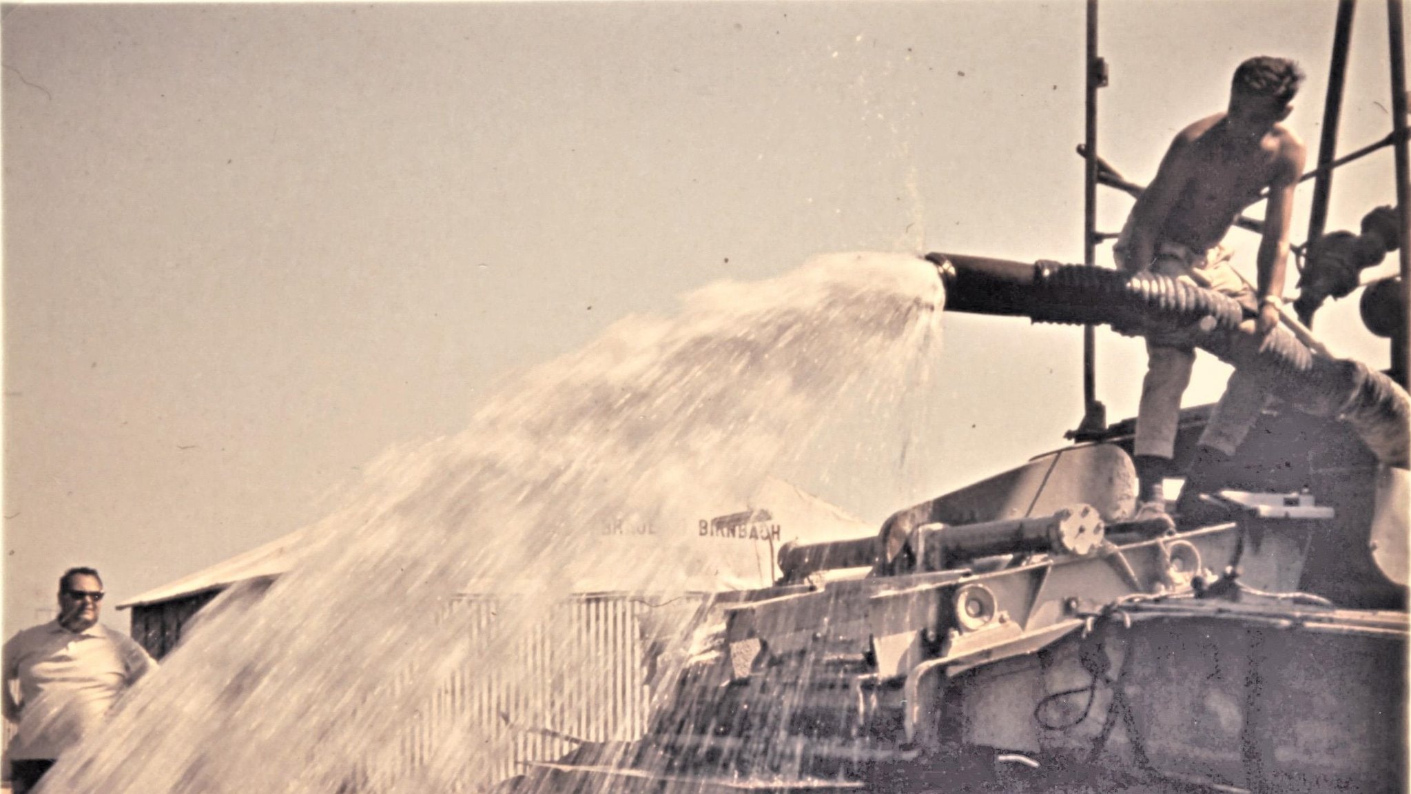 In einer 30 Meter hohen Fontäne schoss am 22. August 1964 am Ortsrand von Füssing heißes Wasser aus einem Bohrloch.