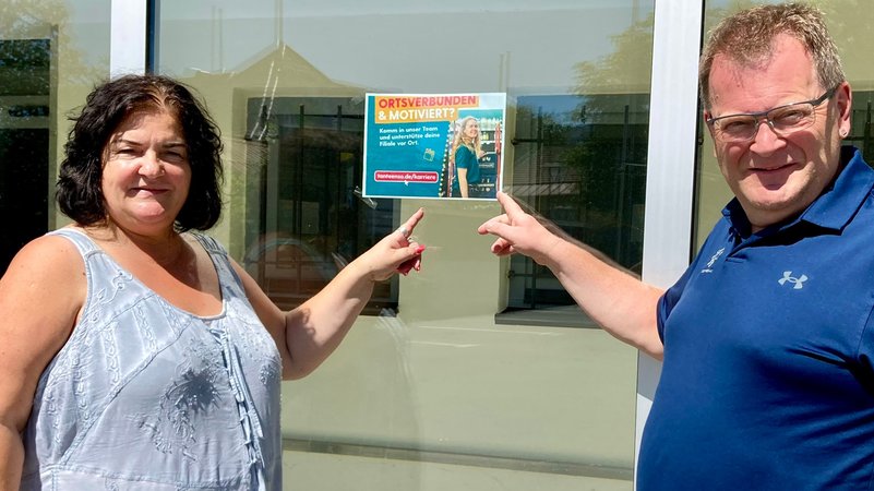 Der Frauenauer Bürgermeister Fritz Schreder und die Tante-Enso- Expansionsmanagerin Annchen Fleger vor dem künftigen Tante-Enso-Laden in Frauenau | Bild: Bayerischer Rundfunk/Renate Roßberger Der Frauenauer Bürgermeister Fritz Schreder und die Tante-Enso- Expansionsmanagerin Annchen Fleger vor dem künftigen Tante-Enso-Laden in Frauenau