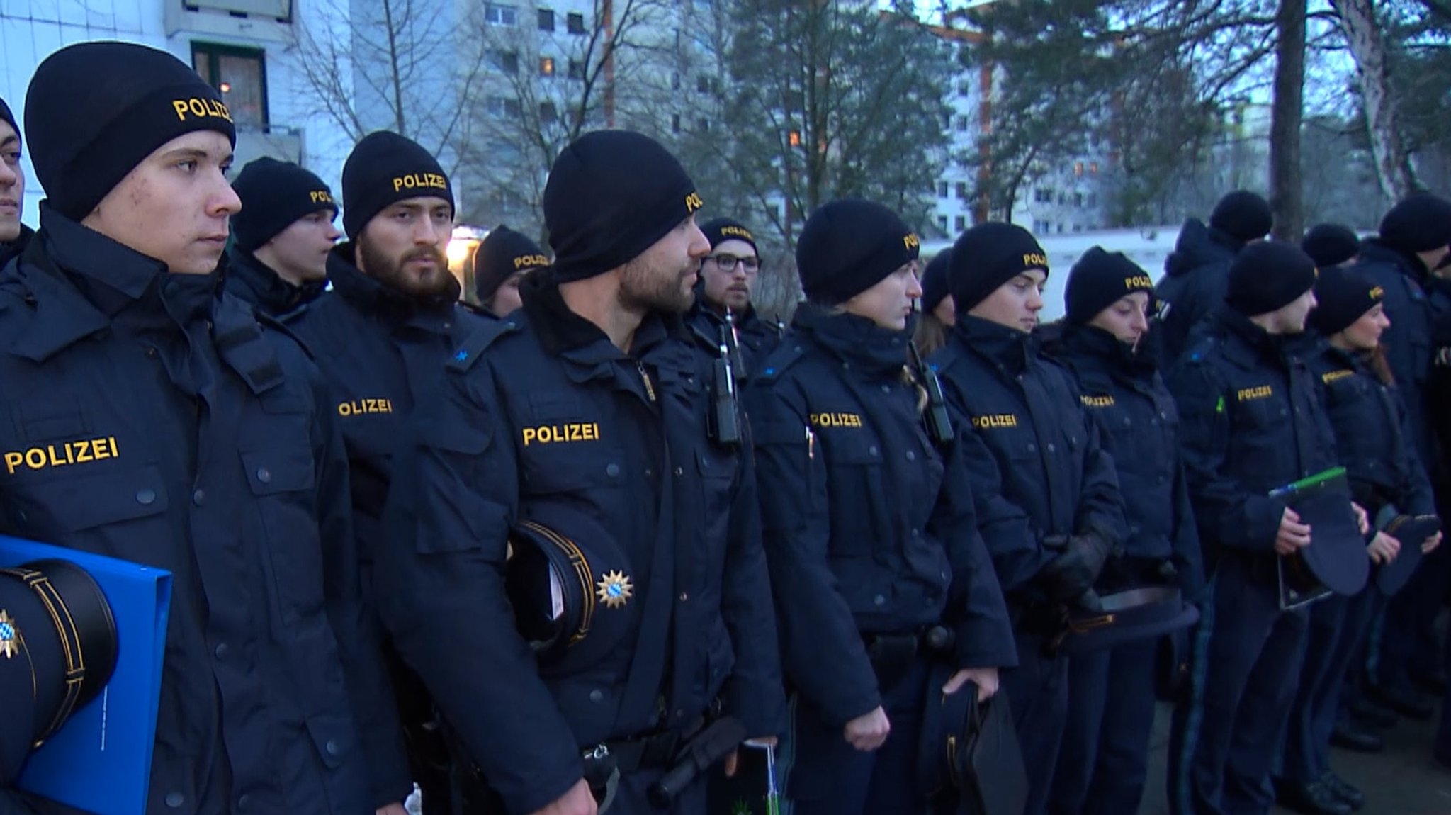 Mehrere Polizisten und Polizistinnen stehen nebeneinander.