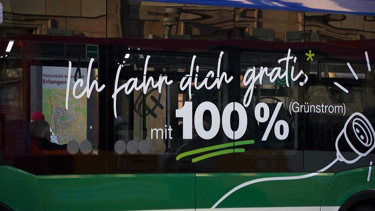Ein Elektro-Bus in Erlangen trägt die Aufschrift "Ich fahr dich gratis mit 100 % Grünstrom"