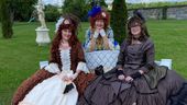 Drei Frauen sitzen in historisch anmutenden Kleidern auf einer Parkbank | Bild:BR/Franziska Simon