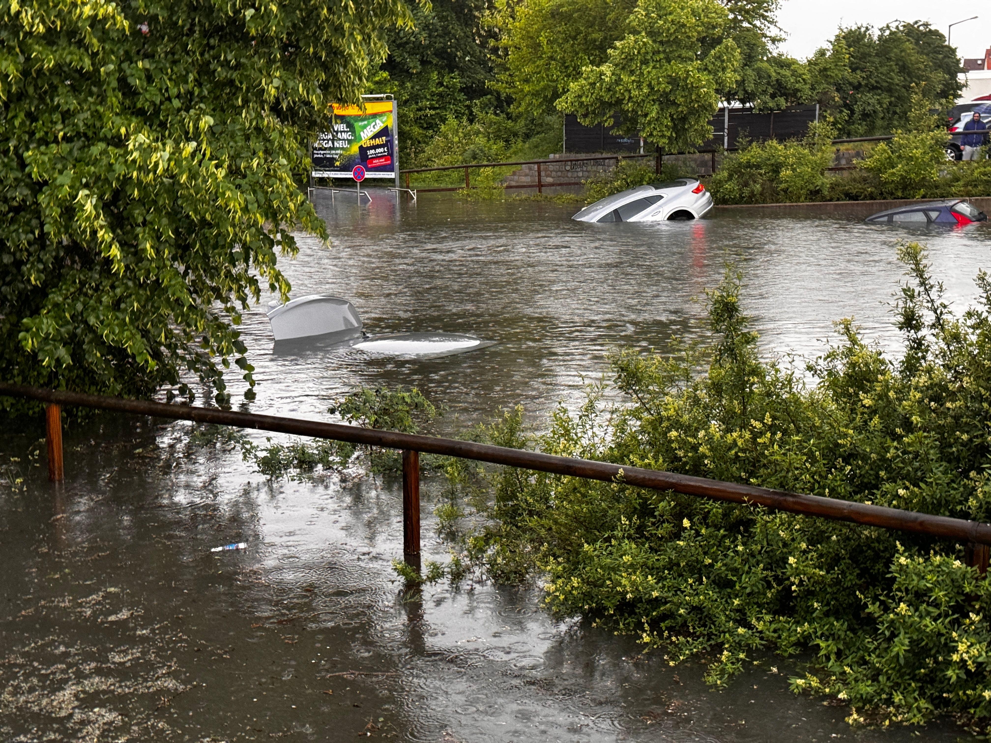 Autos sind auf der Straße im Hochwasser versunken