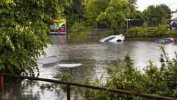 Autos sind auf der Straße im Hochwasser versunken | Bild:News5/ Sven Grundmann