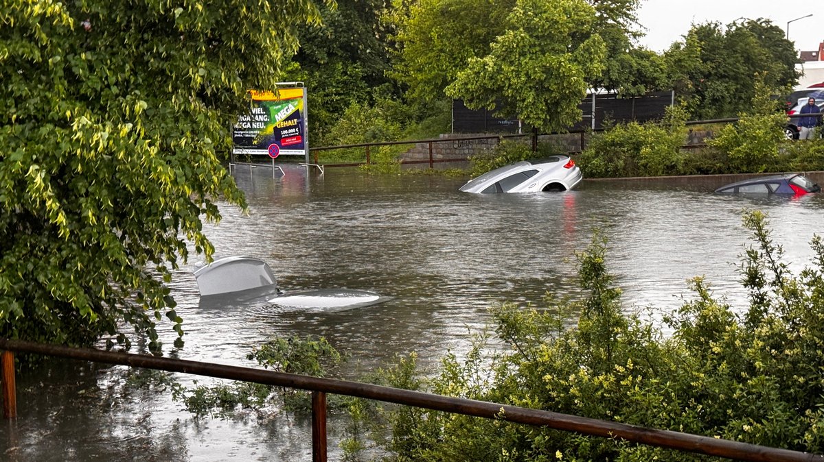 Autos sind auf der Straße im Hochwasser versunken