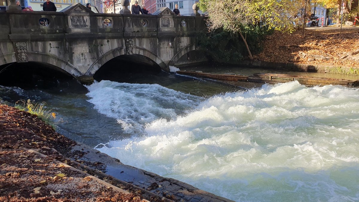 Münchner Eisbachwelle: Erste Rettungsversuche erfolglos