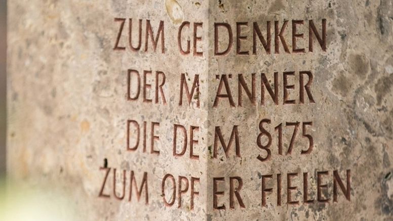 Auf einer neuen Stele in Flossenbürg wird der KZ-Insassen gedacht, die aufgrund ihrer sexuellen Orientierung dort gefangen gehalten wurden. | Bild:dpa-Bildfunk/Nicolas Armer