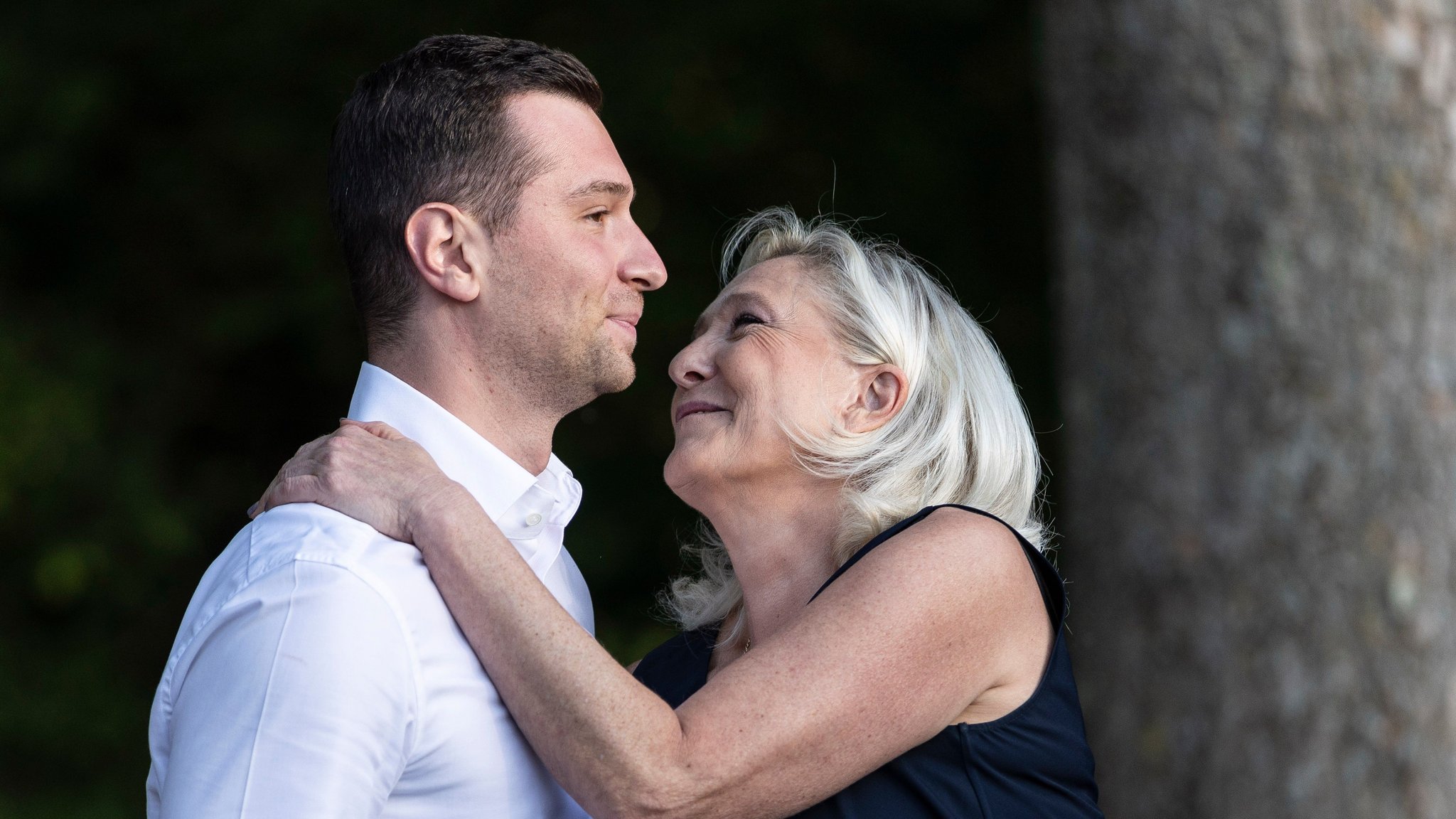(Archivbild) Jordan Bardella und seine Mentorin Marine Le Pen umarmen sich. | Bild: dpa-Bildfunk/Jean-Francois Badias (Archivbild) Jordan Bardella und seine Mentorin Marine Le Pen umarmen sich.