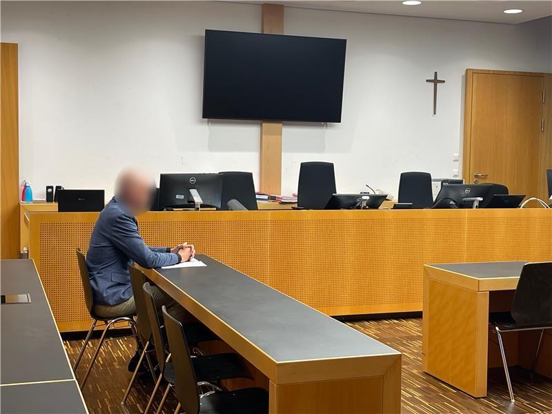 Der Angeklagte sitzt in einem Saal des Landgerichts Augsburg