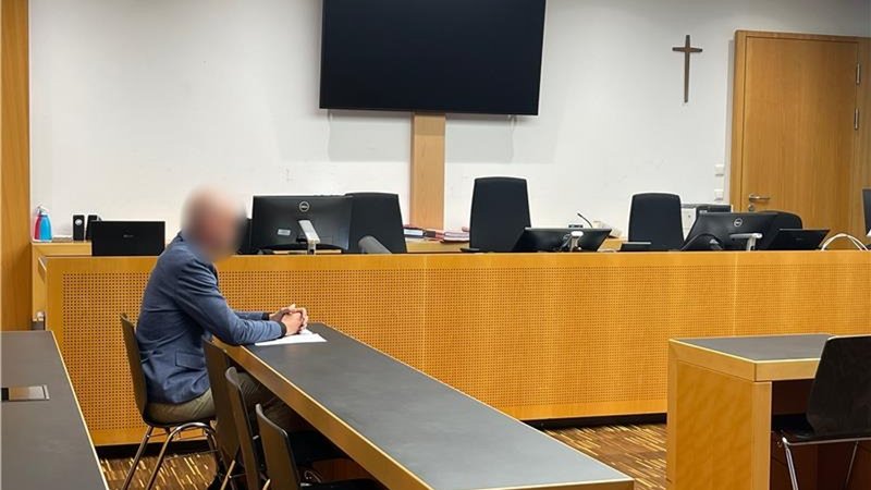 Der Angeklagte sitzt in einem Saal des Landgerichts Augsburg | Bild: BR/Alex Brutscher Der Angeklagte sitzt in einem Saal des Landgerichts Augsburg