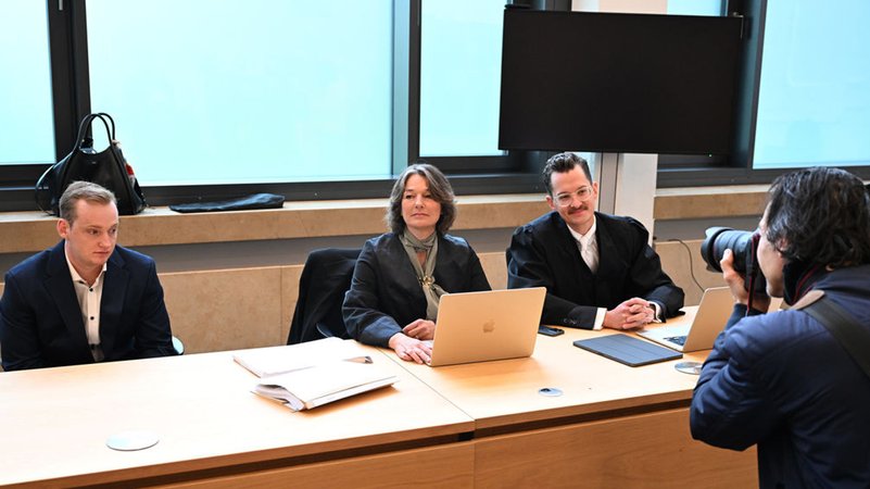 29.09.2025, Bayern, Laufen: Der Angeklagte (l-r) sitzt mit Rechtsanwältin Regina Rick und Anwalt Yves Georg im Sitzungssaal des Amtsgerichts Laufen, in dem der Prozess um den mutmaßlichen Mord an der Studentin Hanna in Aschau neu verhandelt wird. Foto: Felix Hörhager/dpa +++ dpa-Bildfunk +++ | Bild: dpa-Bildfunk/Felix Hörhager 29.09.2025, Bayern, Laufen: Der Angeklagte (l-r) sitzt mit Rechtsanwältin Regina Rick und Anwalt Yves Georg im Sitzungssaal des Amtsgerichts Laufen, in dem der Prozess um den mutmaßlichen Mord an der Studentin Hanna in Aschau neu verhandelt wird. Foto: Felix Hörhager/dpa +++ dpa-Bildfunk +++