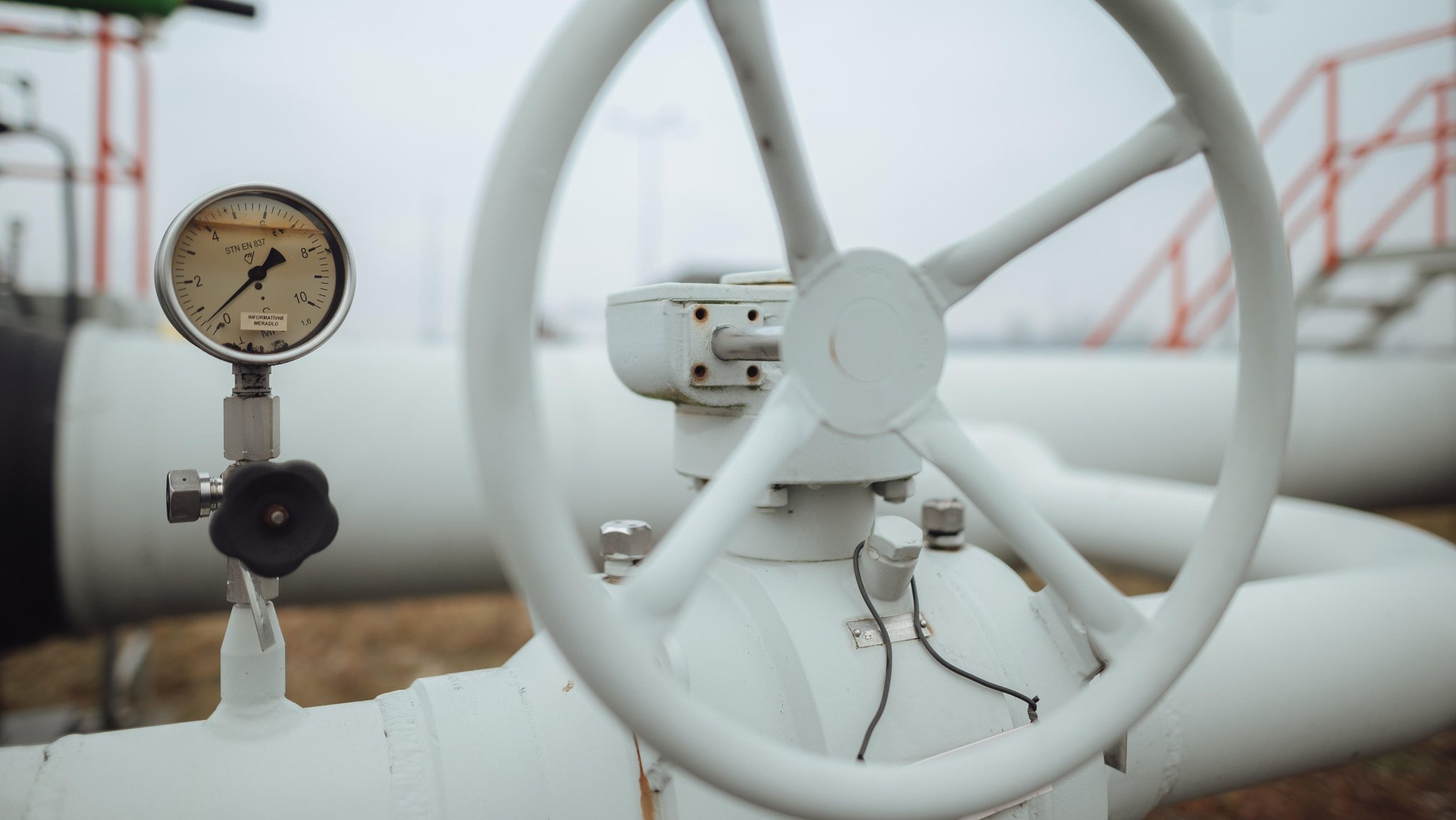 Gasleitungen in Veľké Kapušany (Slowakei), durch die auch weiterhin russisches Gas fließt (Archivbild) | Bild: pa /dpa/ Anadolu|Robert Nemeti Gasleitungen in Veľké Kapušany (Slowakei), durch die auch weiterhin russisches Gas fließt (Archivbild)