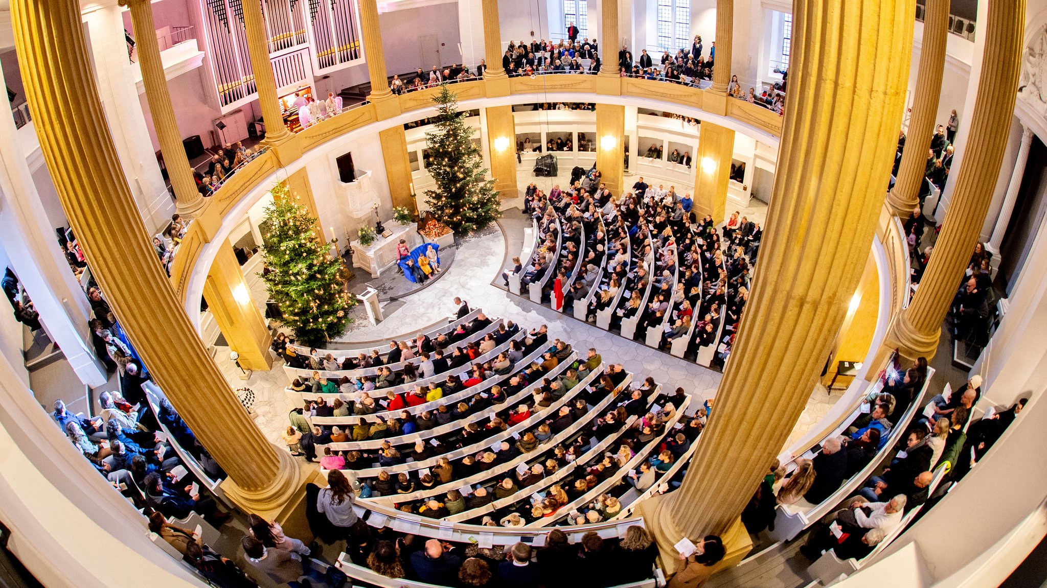 (Symbolbild) Zahlreiche Familien sitzen während einer Christvesper mit Krippenspiel in einer Kirche.