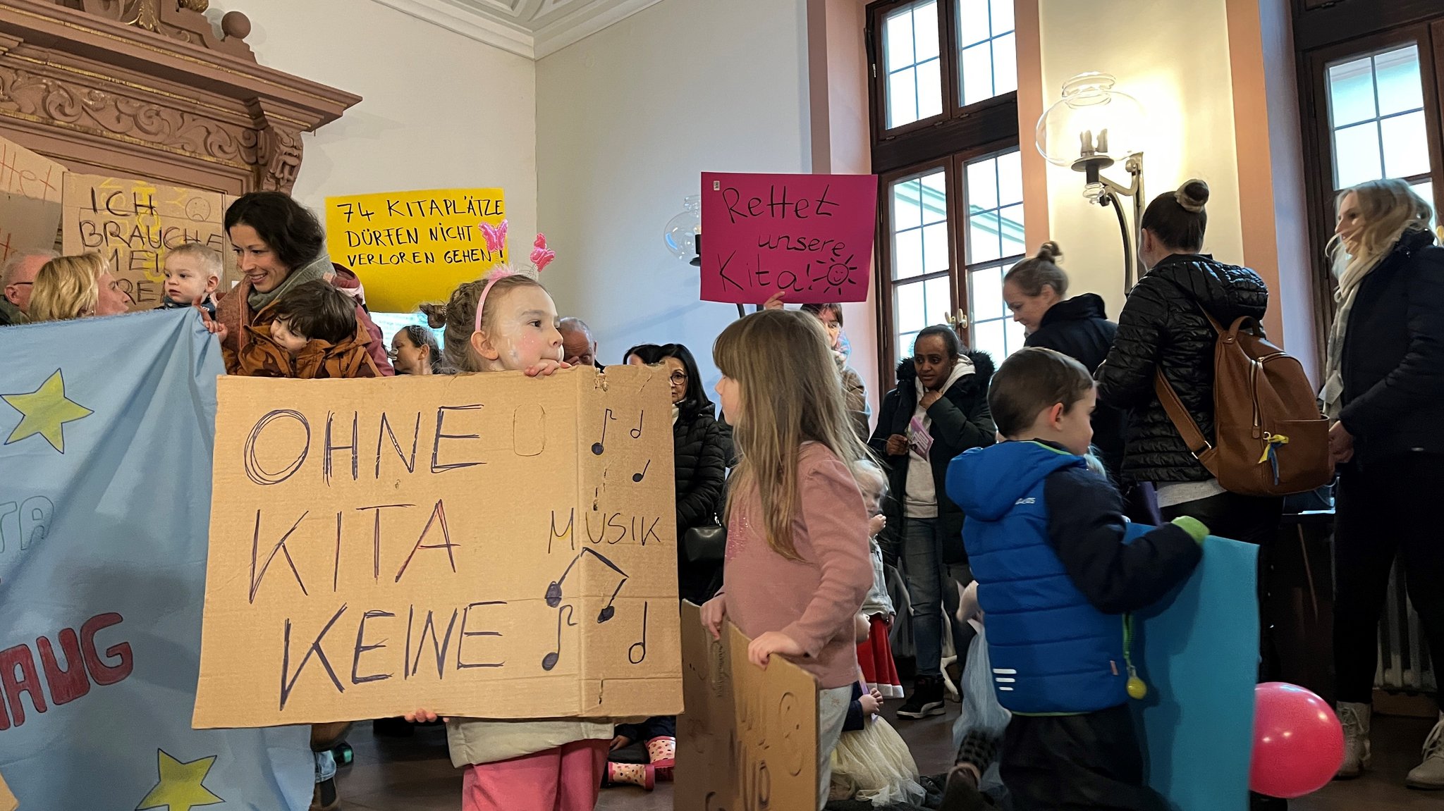 Eltern und ihre Kinder demonstrierten im Würzburger Rathaus für den Erhalt ihrer Kita.