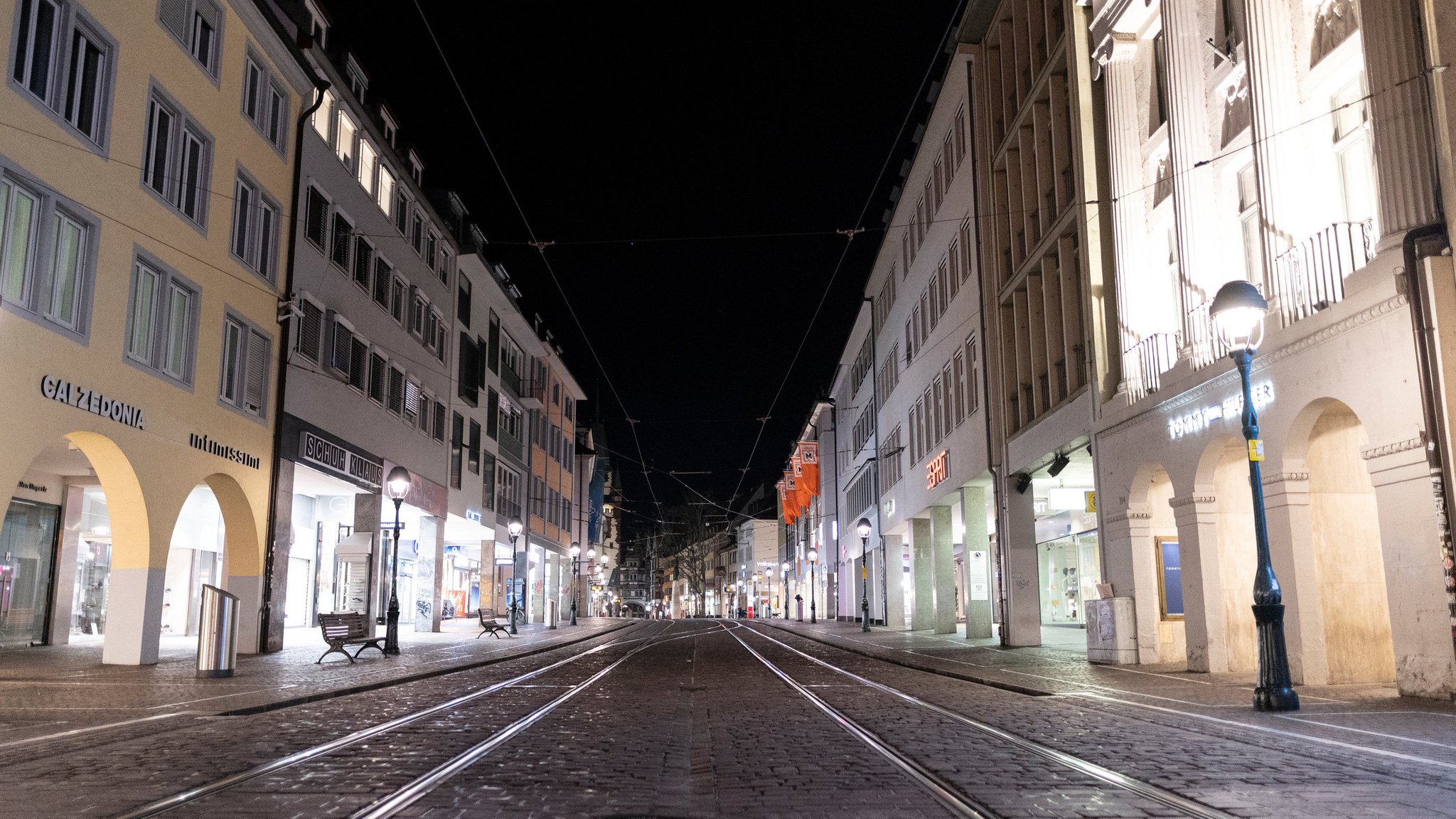 Menschenleere Fußgängerzone in der Freiburger Innenstadt.