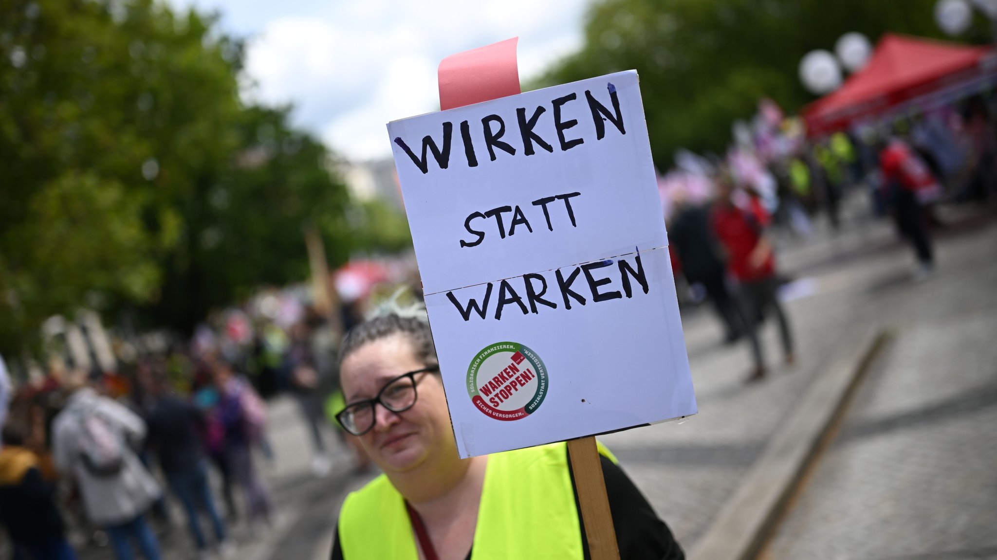 Von der zentralen Verdi-Kundgebung in Hannover gegen die Krankenkassenreform zum Auftakt der Gesundheitsministerkonferenz. | Bild: dpa Bildfunk Julian Stratenschulte Von der zentralen Verdi-Kundgebung in Hannover gegen die Krankenkassenreform zum Auftakt der Gesundheitsministerkonferenz.