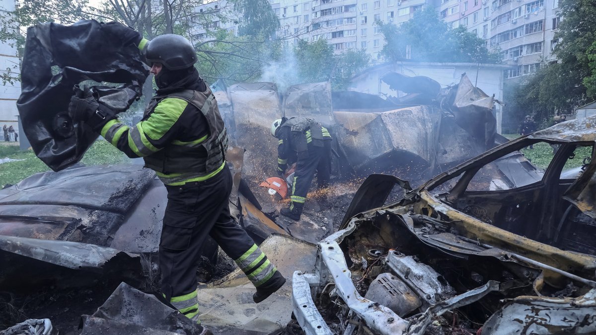 Aufräumarbeiten nach einen Luftangriff in Charkiw