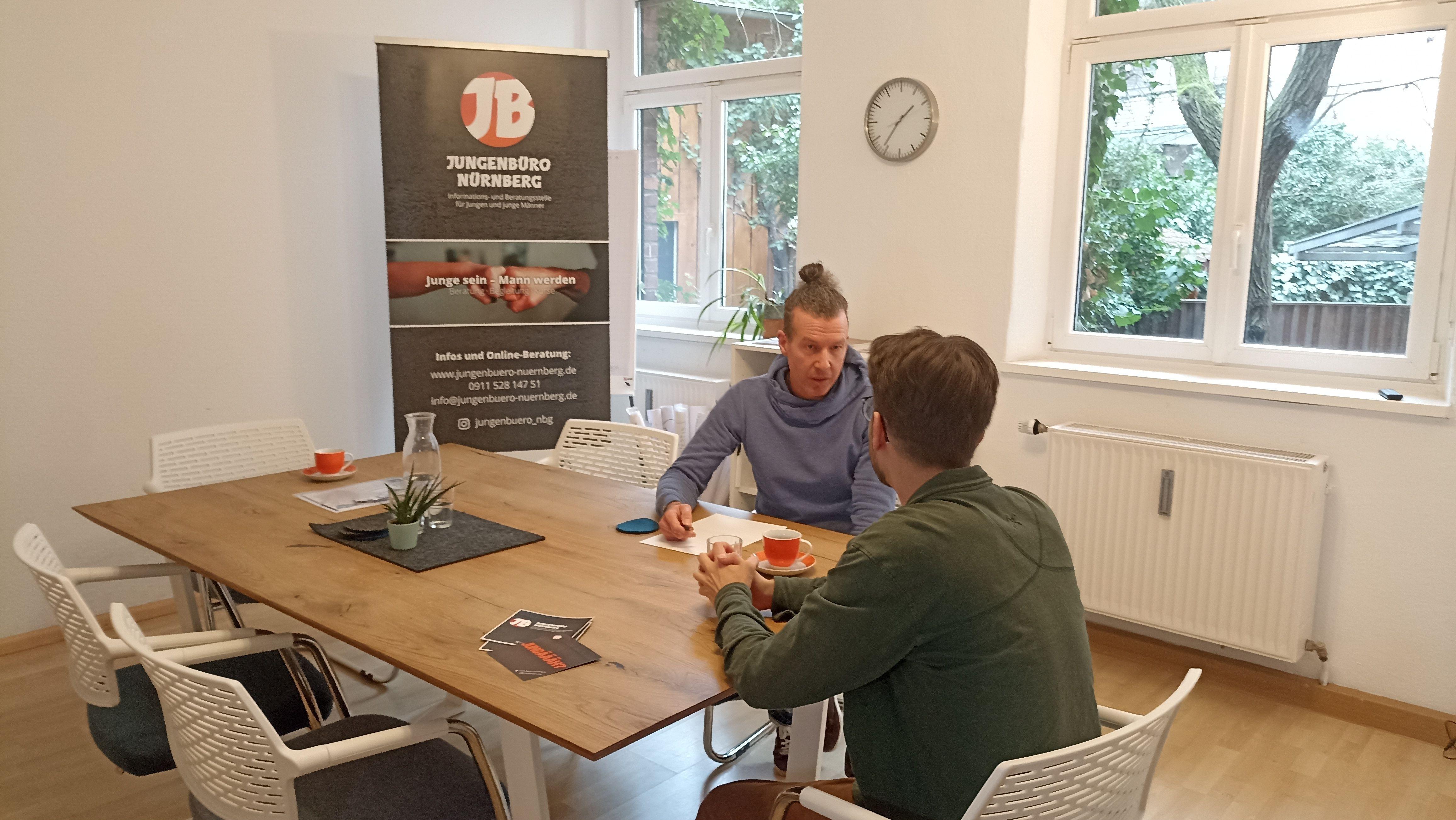 Sozialpädagoge Stefan Bauer im Gespräch mit einem Ratsuchenden