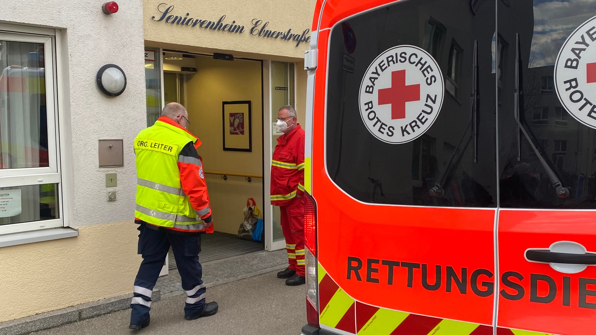 Die BRK-Mitarbeitenden hatten viel zu tun am frühen Abend in der Ebnerstraße