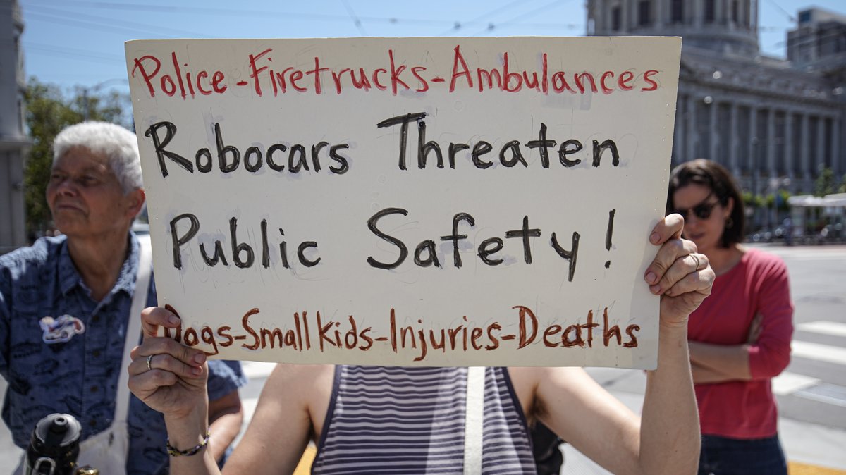 Ein Schild mit der Aufschrift "Robocars threaten public safety!" bei einer Demonstration gegen selbstfahrende Autos in San Francisco