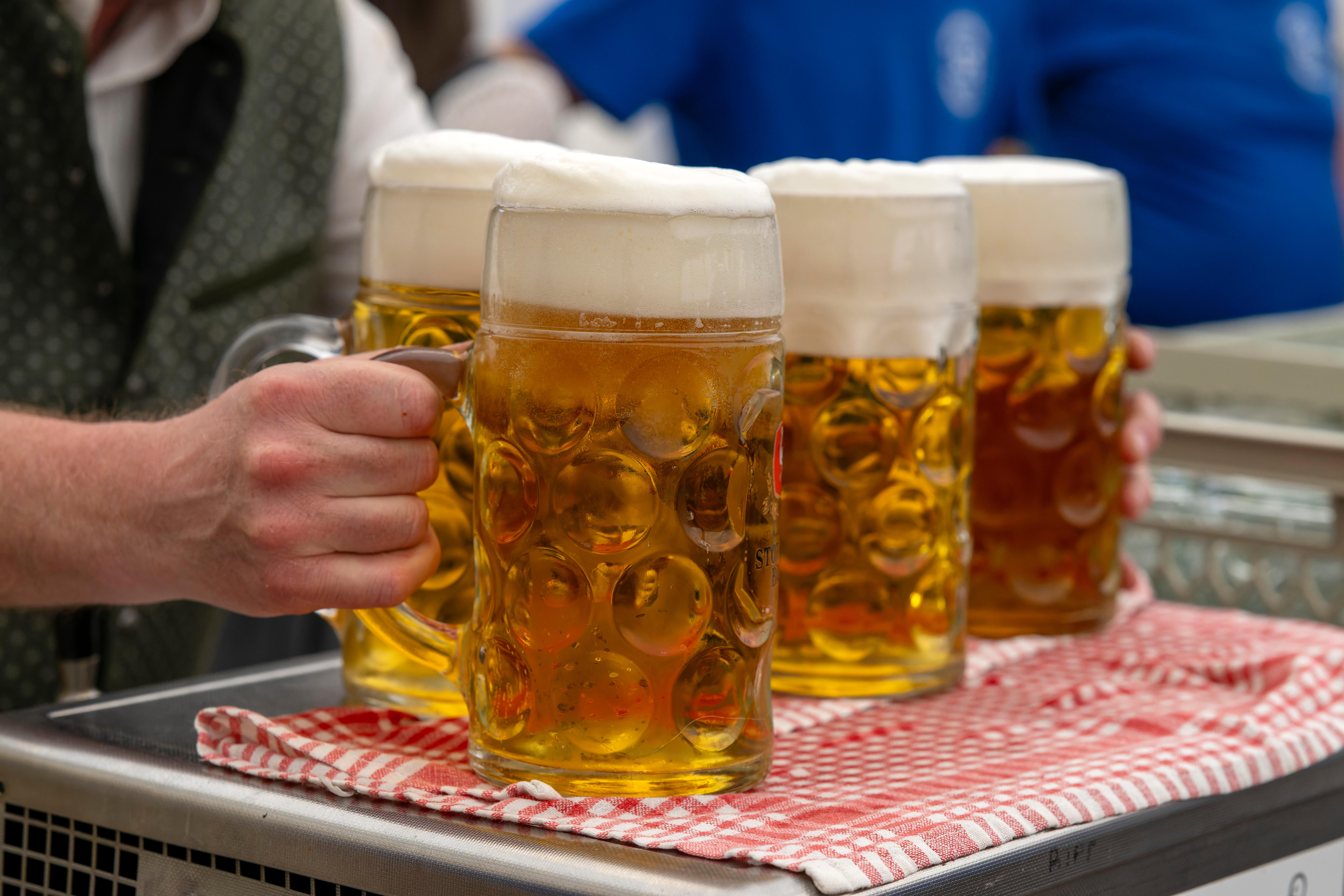 Alkoholfreies Bier im Test Zwölf Sorten schneiden mit "gut" ab BR24