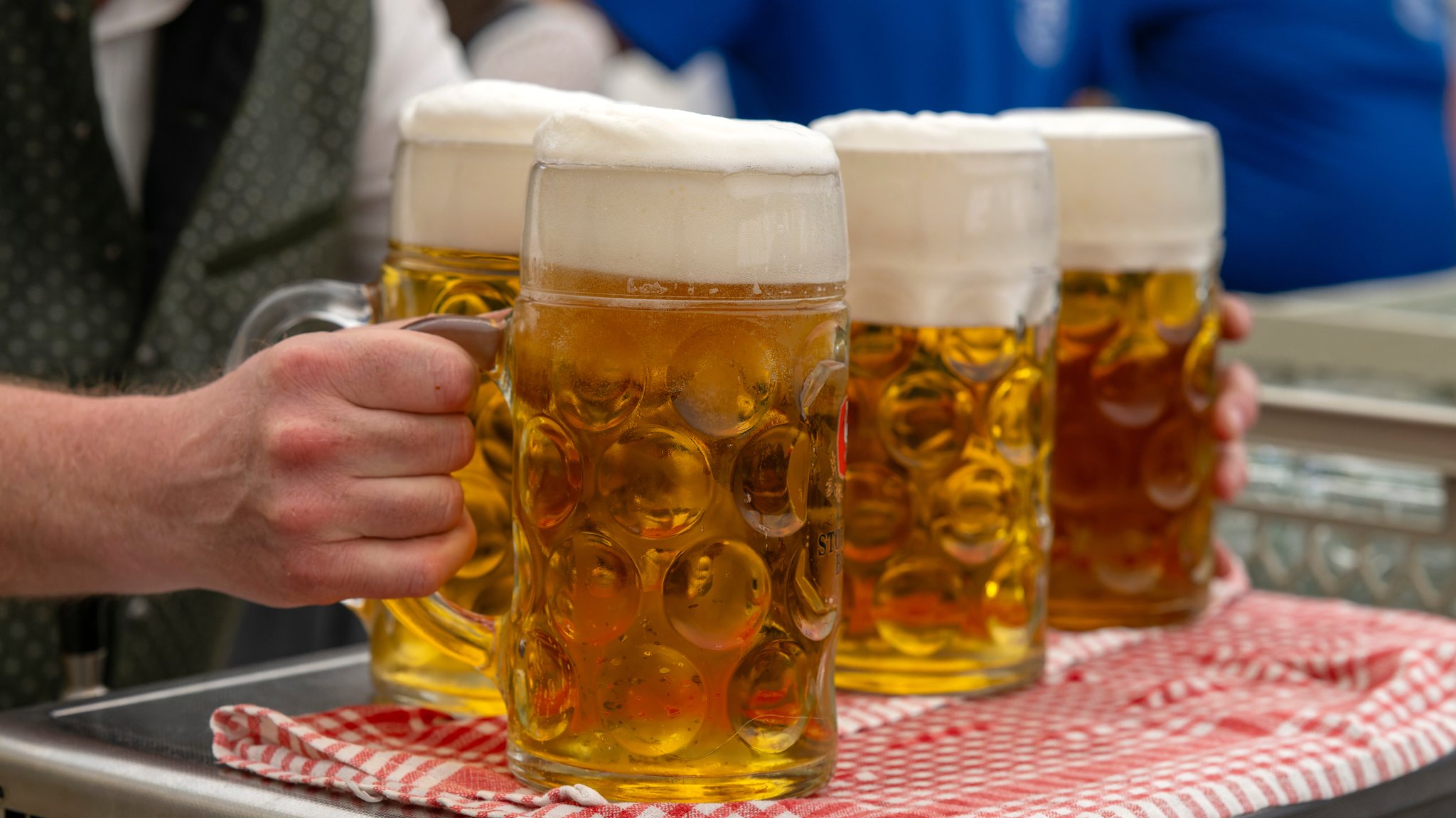 Volle Bierkrüge im Festzelt (Symbol- und Archivbild)