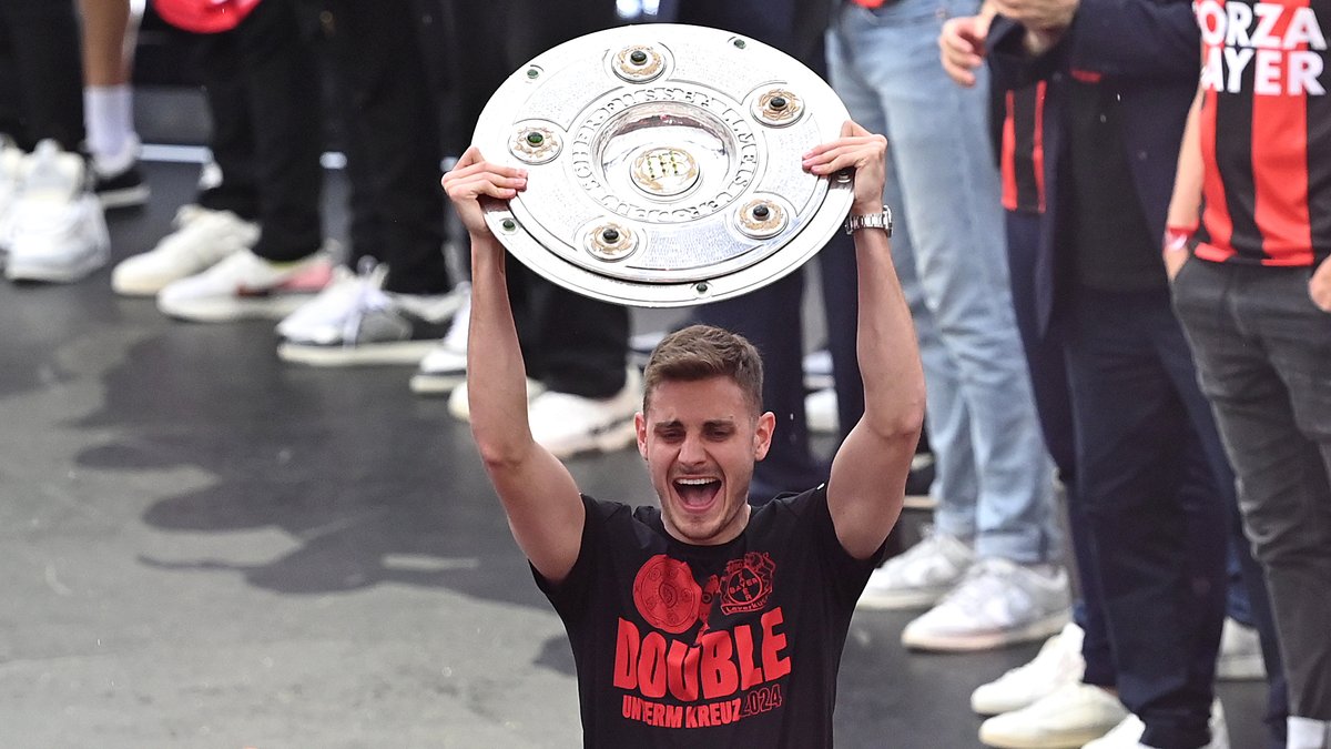 Josip Stanisic bei der Meisterfeier von Bayer Leverkusen