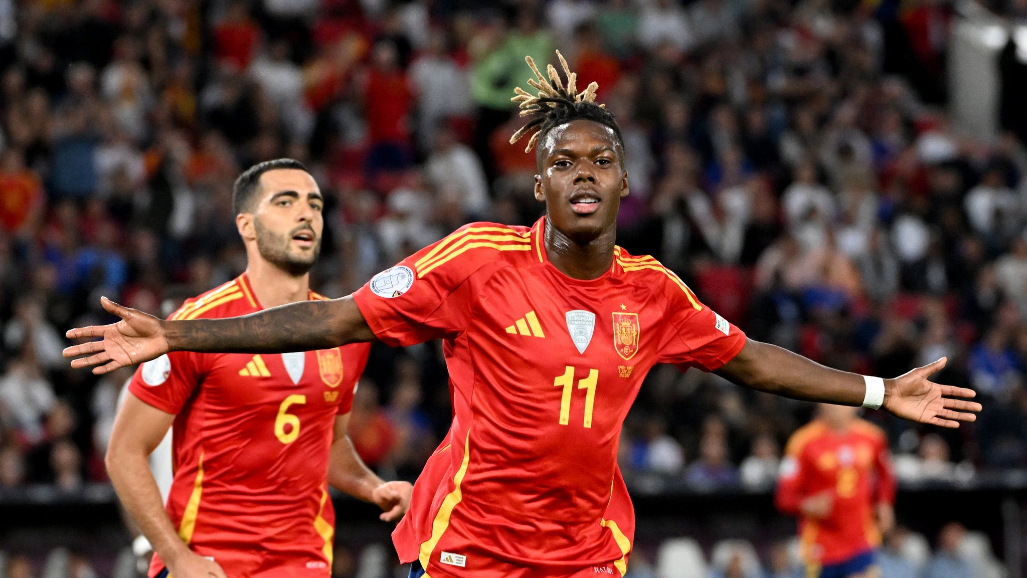 Spanischer Jubel: die Torschützen Nico Williams (vorne) und Mikel Merino | Bild: picture-alliance/dpa Spanischer Jubel: die Torschützen Nico Williams (vorne) und Mikel Merino