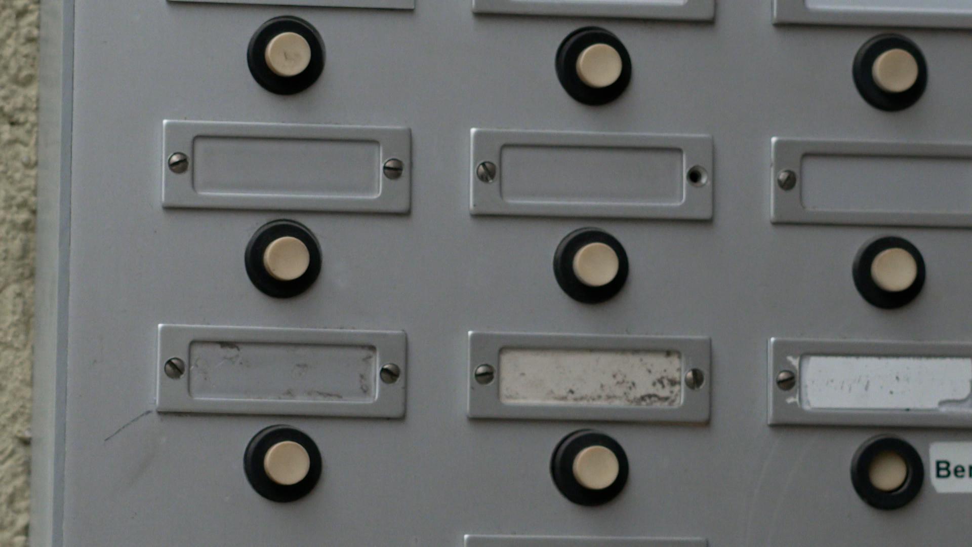 Wohnungsleerstand. Leere Klingelschilder