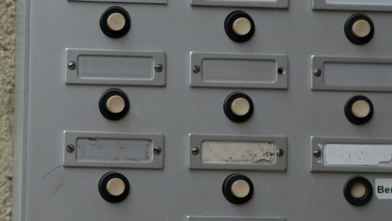 Wohnungsleerstand. Leere Klingelschilder | Bild: BR/Petra Schütz Wohnungsleerstand. Leere Klingelschilder